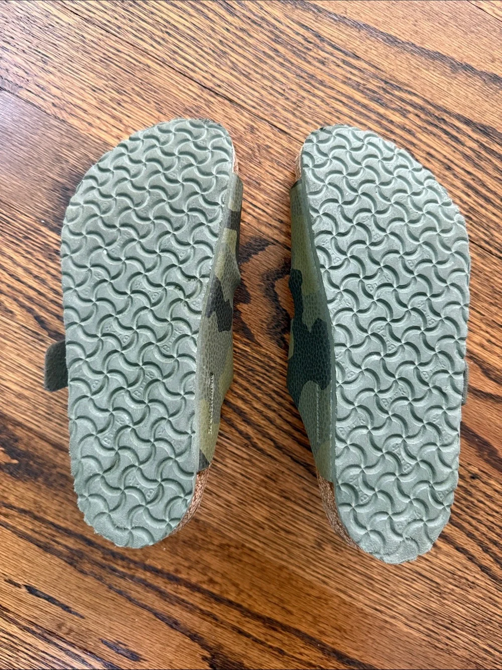 E Birkenstock Kids 33 Camo Green Two-Strap Arizona Sandals